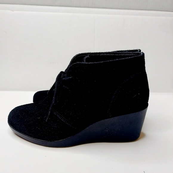 CROCS Leigh Ankle Boots Black Suede Wedge Heel Lace Booties Womens Shoe Size 6.5 - Picture 13 of 15